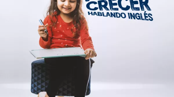 Imagen de niña estudiando ingles