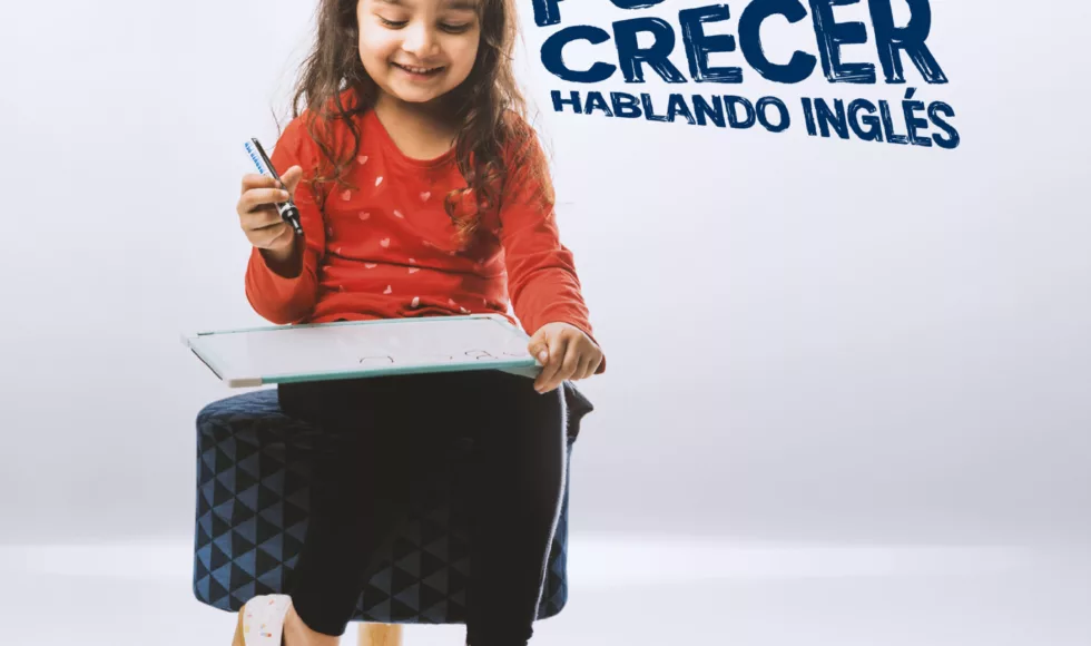 Imagen de nina estudiando ingles