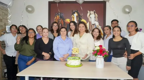 Imagen de socios reunidos
