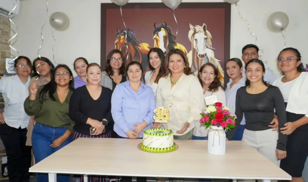 Imagen de socios reunidos
