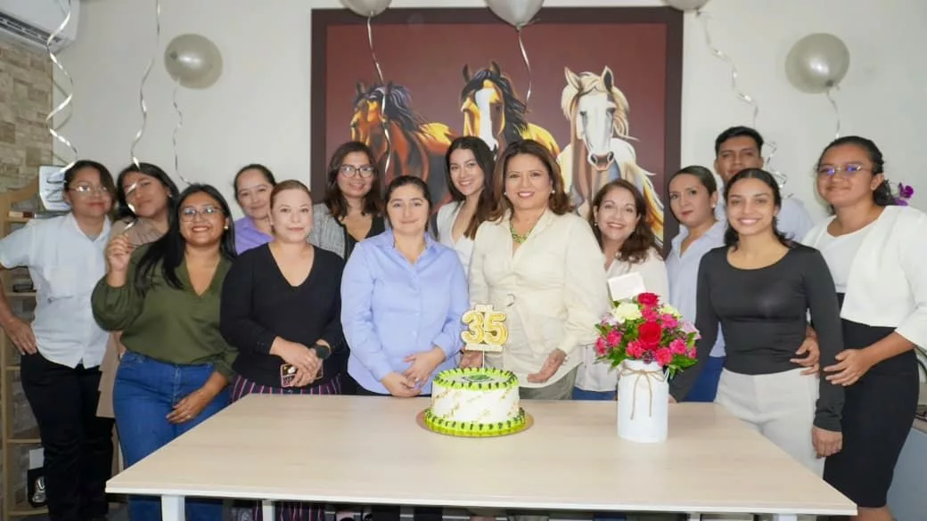 Imagen de socios reunidos